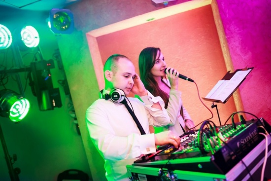 DJ z WOKALISTKĄ na wesele - obejrzyj FILM